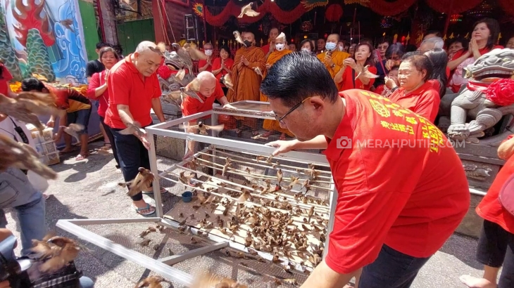 Klenteng Tien Kok Sie Solo Gelar Ritual Tolak Bala, Lepas 888 Burung Pipit dan Ikan