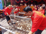 Klenteng Tien Kok Sie Solo Gelar Ritual Tolak Bala, Lepas 888 Burung Pipit dan Ikan