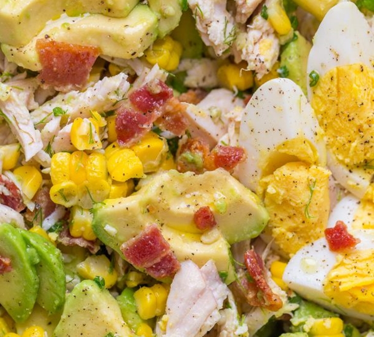 Ayam dan Avokad dalam Salad untuk Sarapan