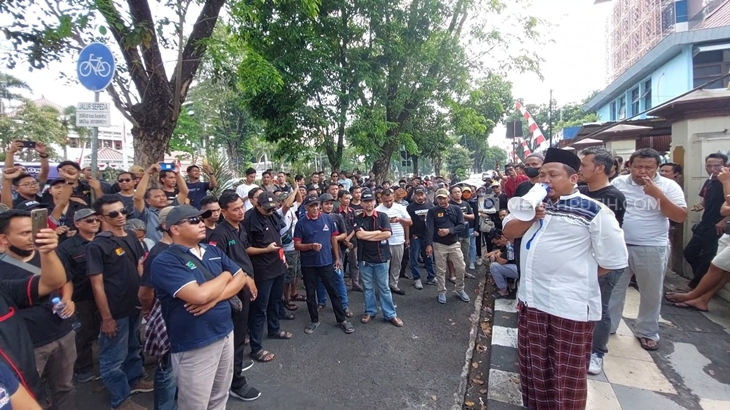 Ratusan pengemudi taksi online Soloraya demo di depan kantor Bakorwil II Jawa Tengah, Solo, Selasa (8/8). (MP/Ismail)