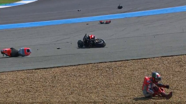 Lorenzo Kecelakaan Parah, Motor Terbelah Dua