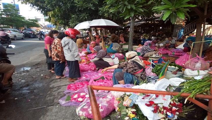 Penjual bunga tabur di Pasar Kembang, Solo, Jawa Tengah, Minggu (4/4). (MP/Ismail)