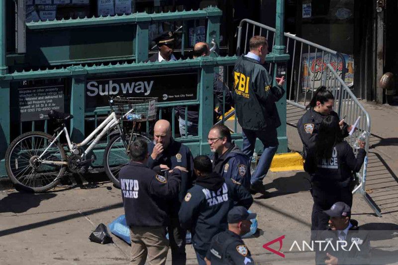 Puluhan Orang Terluka, NYPD Buru Pelaku Serangan Teror Stasiun Subway di Brooklyn