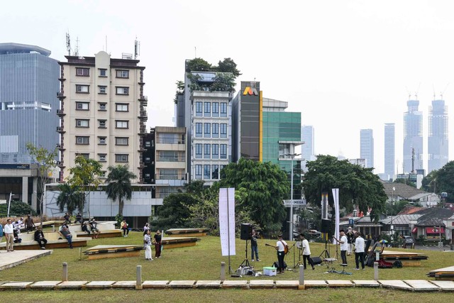 Pengunjung menyaksikan penampilan grup musik membawakan lagu di Atap Gedung Parkir Taman Ismail Marzuki (TIM), Jakarta, Senin (26/9). Foto: ANTARA/M Risyal Hidayat
