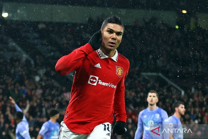 Pemain Manchester United Casemiro melakukan selebrasu seusai mencetak gol ke gawang AFC Bournemouth dalam pertandingan di Old Trafford, Manchester, Selasa (3/12/2022). ANTADA/REUTERS/Carl Recine