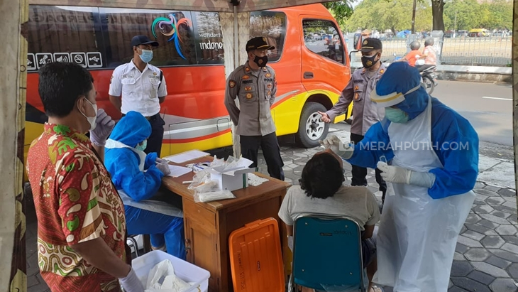Pedagang batik dari luar kota Solo dilakukan tes swab acak, Kamis (10/6). (MP/Ismail)