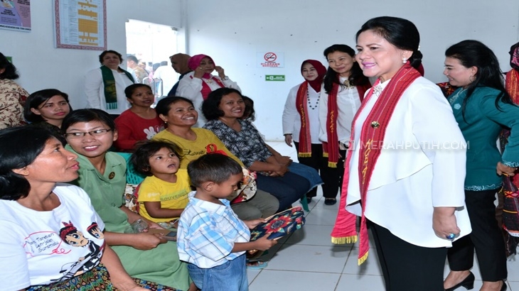 Ibu Iriana Kampanye Pola Asuh Berbasis Karakter di Toba Samosir