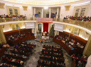 Umat Kristiani Ikuti Ibadah Misa Pertama Natal di Gereja GPIB Immanuel Gambir Jakarta