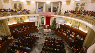 Umat Kristiani Ikuti Ibadah Misa Pertama Natal di Gereja GPIB Immanuel Gambir Jakarta