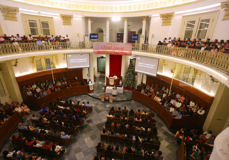 Umat Kristiani Ikuti Ibadah Misa Pertama Natal di Gereja GPIB Immanuel Gambir Jakarta