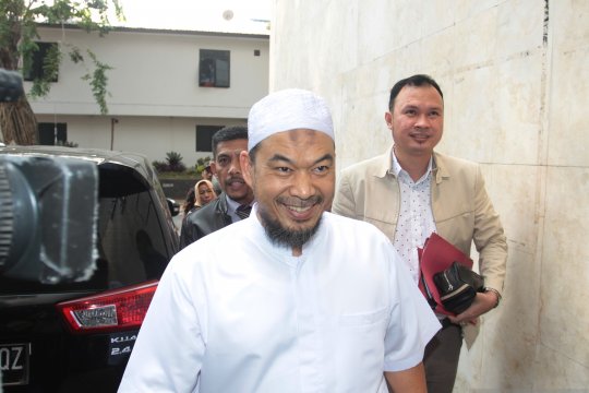 Ustaz Sambo bersama pengacaranya di Polda Metro Jaya