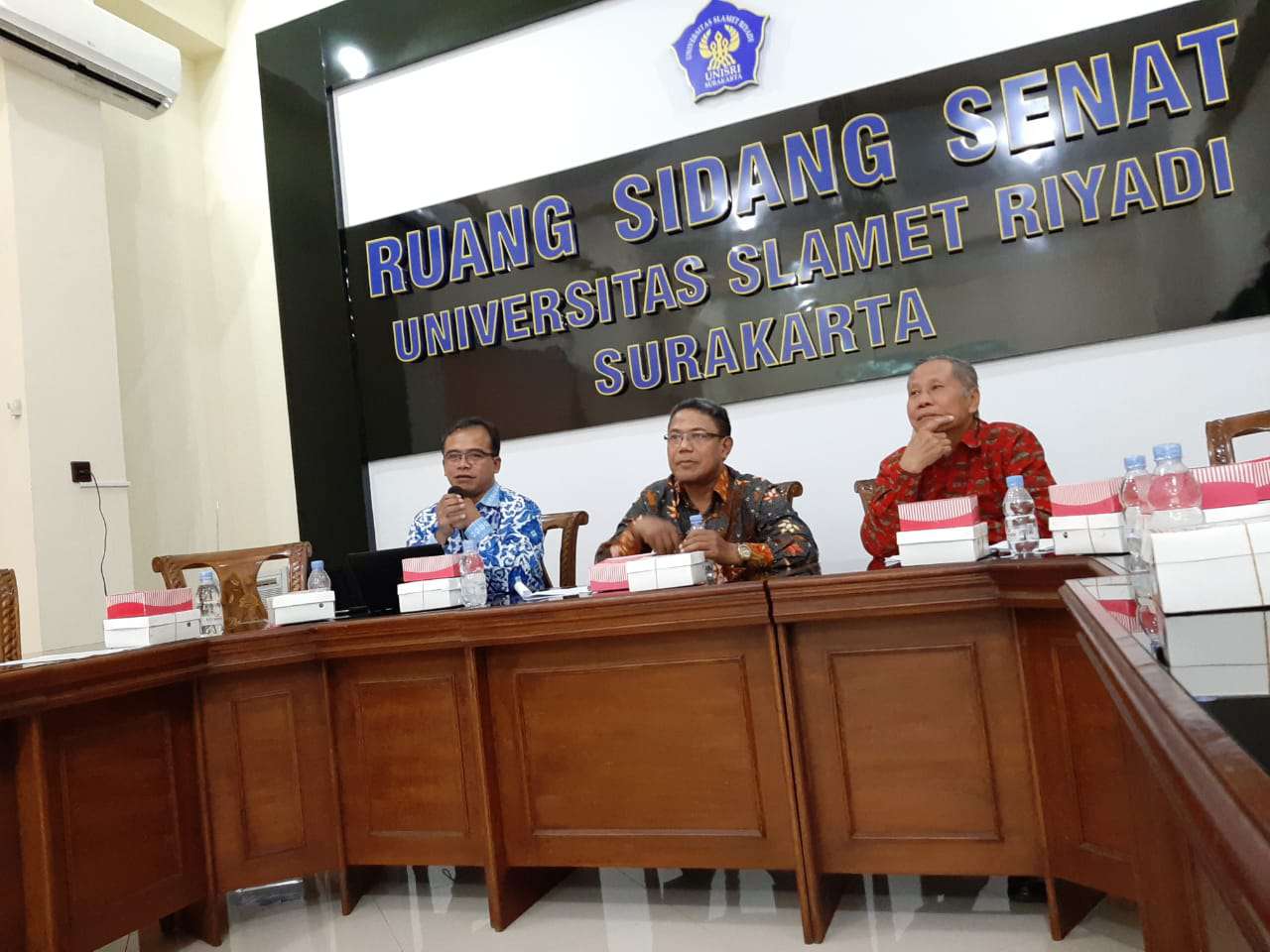 Ketua Laboratorium Kebijakan Unisri Solo, Suwardi memberikan keterangan terkait survei wali kota Solo di Pilwakot 2020 di Solo, Jawa Tengah, Kamis (25/7). (MP/Ismail)