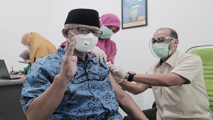Ketua Umum Pimpinan Pusat Muhammadiyah, Haedar Nashir menerima vaksinasi corona di RS PKU Muhammadiyah Yogyakarta pada Rabu (3/3). 