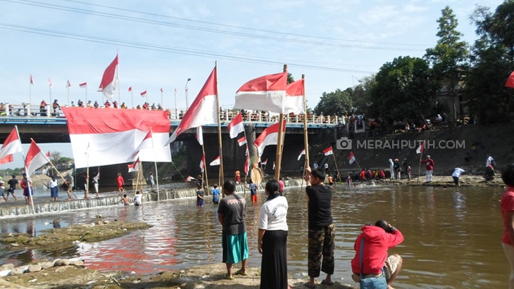 Unik, Warga Solo Gelar Upacara Peringatan HUT RI di Sungai