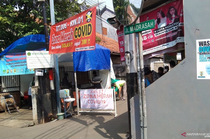 Suasana permukiman warga di RT06/RW01, Jalan Madrasah, Kelurahan Gandaria Selatan, Cilandak, Jakarta Selatan yang menerapkan penguncian wilayah skala mikro, Selasa (22/6/2021). ANTARA/Dewa Ketut Sudiarta Wiguna