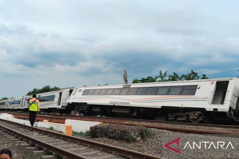 Tiga Gerbong KA Purwojaya Anjlok di Kedungwaringin, Petugas KAI Pasang Tali Pembatas untuk Jauhkan Penonton