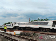 Tiga Gerbong KA Purwojaya Anjlok di Kedungwaringin, Petugas KAI Pasang Tali Pembatas untuk Jauhkan Penonton