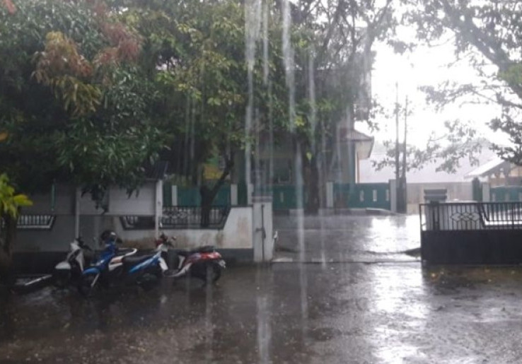 Sebagian Besar Provinsi Diprediksi Hujan Lebat Disertai Kilat dan Berangin