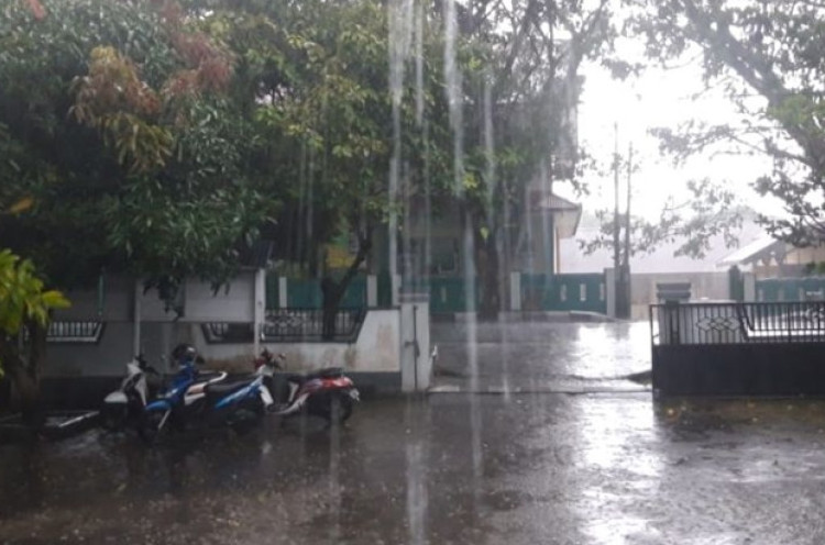 Hujan Disertai Kilat dan Angin Kencang Terjadi di Jakarta Hari Ini