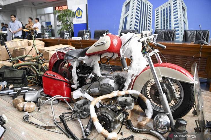 Barang bukti diperlihatkan pada konferensi pers terkait penyelundupan motor Harlery Davidson dan sepeda Brompton menggunakan pesawat baru milik Garuda Indonesia di Kementerian Keuangan, Jakarta, Kamis (5/12/2019). ANTARA FOTO/Hafidz Mubarak A/hp.