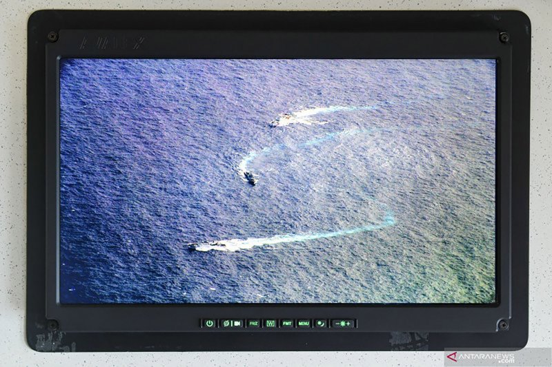 Pergerakan Kapal Perang Republik (KRI) dengan kapal Coast Guard China terlihat melalui layar yang tersambung kamera intai dari Pesawat Boeing 737 Intai Strategis AI-7301 Skadron Udara 5 Wing 5 TNI AU Lanud Sultan Hasanudin Makassar di Laut Natuna, Sabtu (4/1/2020). (ANTARA FOTO/M Risyal Hidayat/foc.)