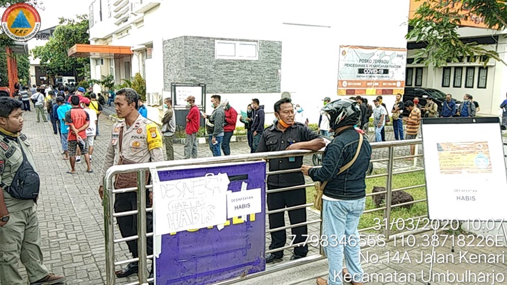 Pembagian disinfektan gratis agar warga melakukan penyemprotan mandiri