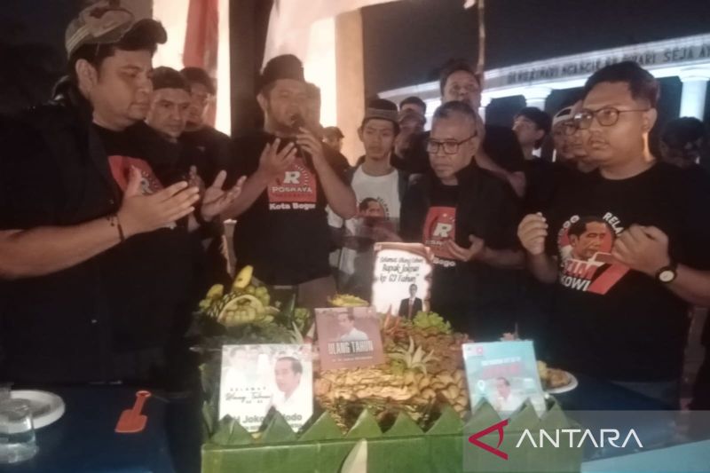 Relawan Rayakan Ulang Tahun Jokowi di Tugu Kujang