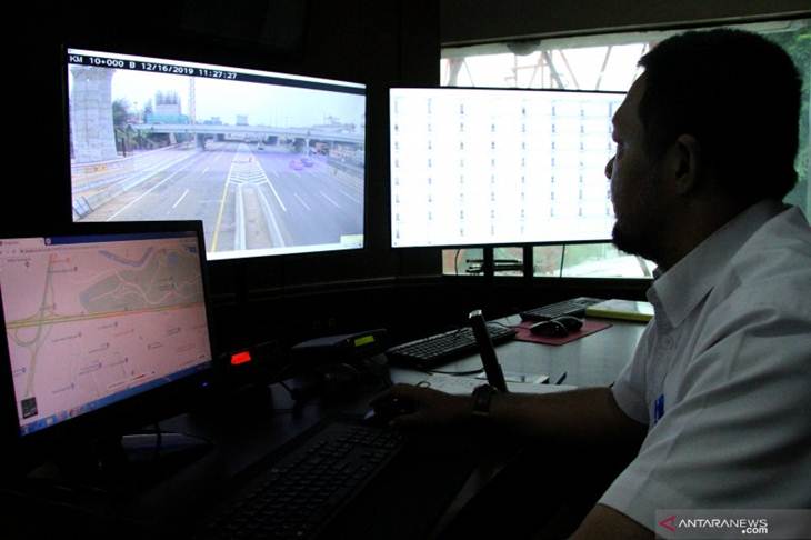Petugas Komunikasi dan Informasi Tol mengamati layar kamera Closed Circuit Television (CCTV) pemantau arus lalu lintas Jalan Tol layang Jakarta-Cikampek II di Kantor Cabang Tol Jakarta-Cikampek di Bekasi, Jawa Barat, Senin (16/12/2019). Pihak pengelola jalan tol tersebut telah memasang sebanyak 102 kamera CCTV di setiap 500 meter sepanjang Jalan Tol layang Jakarta-Cikampek II guna memantau kepadatan arus lalu lintas dan hambatan kendaraan khususnya menghadapi libur Hari Raya Natal dan Tahun Baru 2020. ANTARA FOTO/Risky Andrianto/wsj.