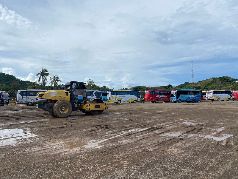 Pemadatan tanah tempat parkir Sirkuit Mandalika. (Foto: MP/ Kukuh)