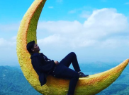 Instagrammer Pose di Bulan Sabit, Coba Tebak, Mereka Ada di Mana?