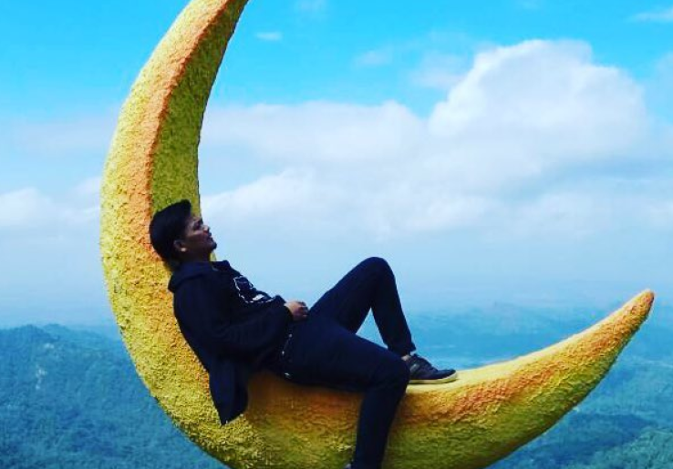 Instagrammer Pose di Bulan Sabit, Coba Tebak, Mereka Ada di Mana?