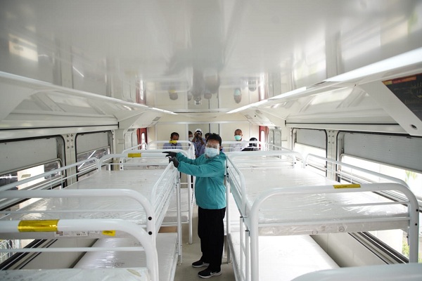 Wali Kota Madiun, Maidi, melihat Emergency Medical Train (EMT) untuk isolasi pasien Covid-19 yang dibikin PT Inka, Rabu (20/1/2021). (Istimewa/Pemkot Madiuan)