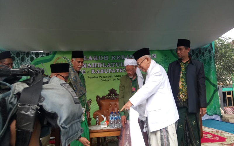 Kiai Ma'ruf Amin memotong tumpeng Harlah NU