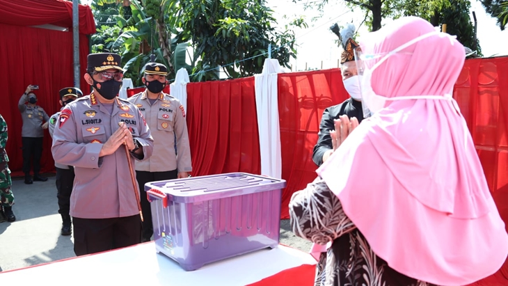 Kapolri Jenderal Listyo Sigit Prabowo meninjau pelaksanaan vaksinasi yang dilakukan Persatuan Islam (Persis) di Bandung, Jawa Barat, Kamis, (15/7). (Foto: MP/Humas Polri)