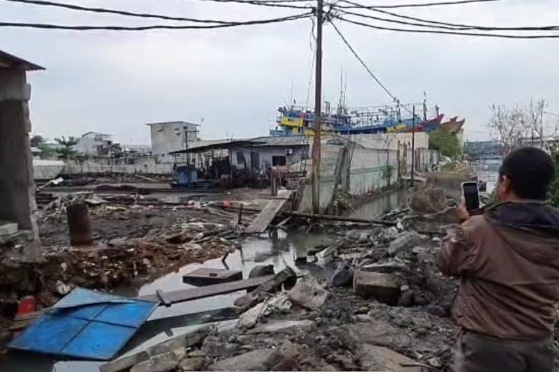 Jalanan Pluit Banjir Imbas Tembok Galangan Kapal Roboh Diterjang Rob