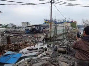 Jalanan Pluit Banjir Imbas Tembok Galangan Kapal Roboh Diterjang Rob