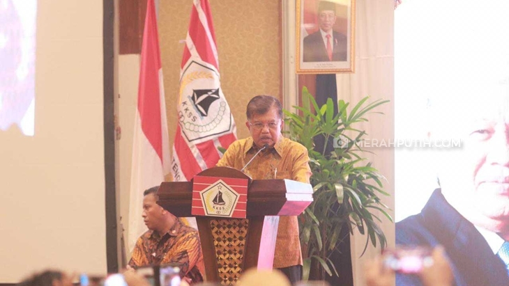 Jusuf Kalla membuka Mubes Kerukunan Keluarga Sulawesi Selatan (KKSS) di Hotel Lorin Solo, Sabtu (16/11). (MP/Ismail)
