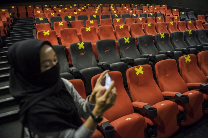 Suasana simulasi pembukaan dan peninjauan tempat hiburan bioskop CGV Cinemas di Bandung Electronic Center (BEC), Bandung, Jawa Barat, Kamis (9/7/2020). (ANTARA FOTO/M Agung Rajasa)