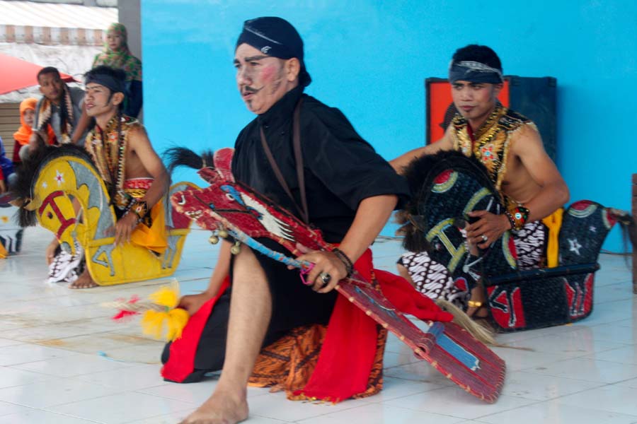 Tarian kuda lumping dari Turonggo Purwo Manunggal (MP/Widi Hatmoko)