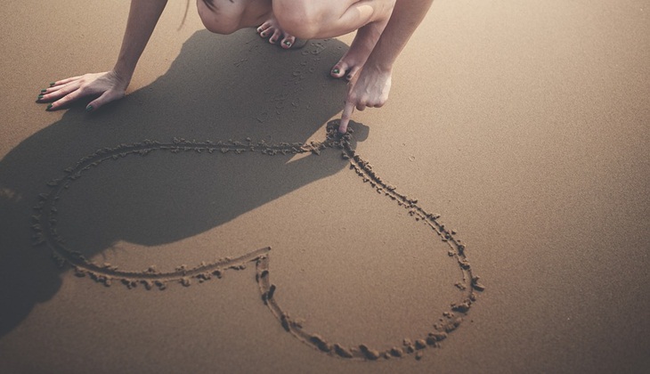 Manjakan diri sendiri saat solo travel sangat penting. (Foto: Pixabay/rawpixel)