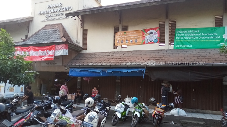 Pemkot Solo akan menutup Pasar Harjodaksino setelah ditemukan kasus satu pedagang meninggal positif COVID-19, Senin (13/7). (MP/Ismail)