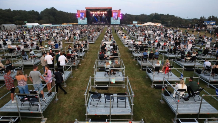 Konser sosial distancing di inggris (Foto: edition.cnn)