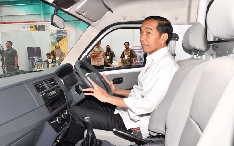 Presiden Jokowi saat menjajal Mobil Esemka