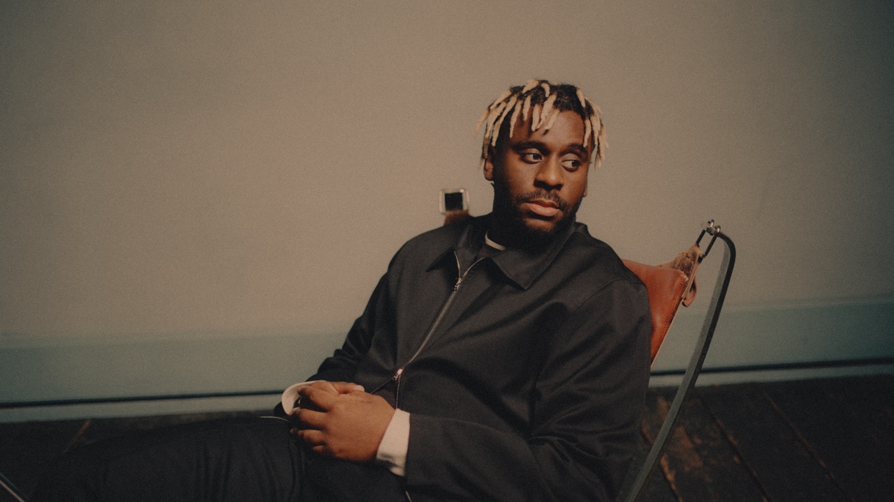 Myles Smith Hadirkan Refleksi Mendalam Lewat EP Terbaru 'A Minute, A Moment...'