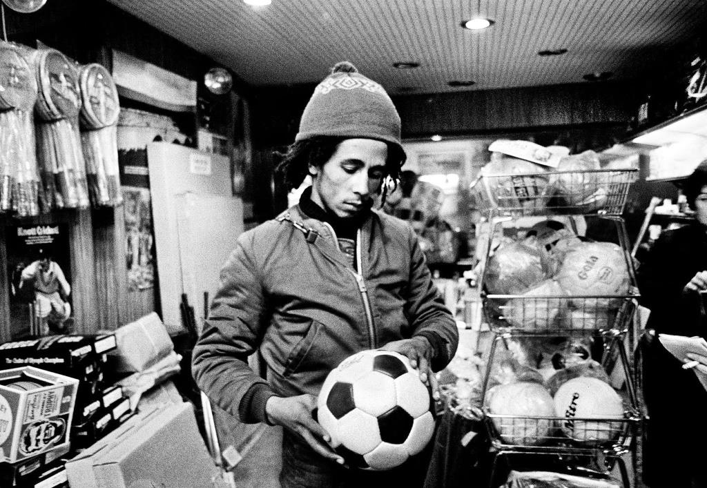 Bob Marley sedang bermain bola. (Foto/BobMarley120.weebly)