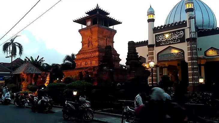 Menara azan yang menyerupai Pura di Kudus. (Foto/YouTube)