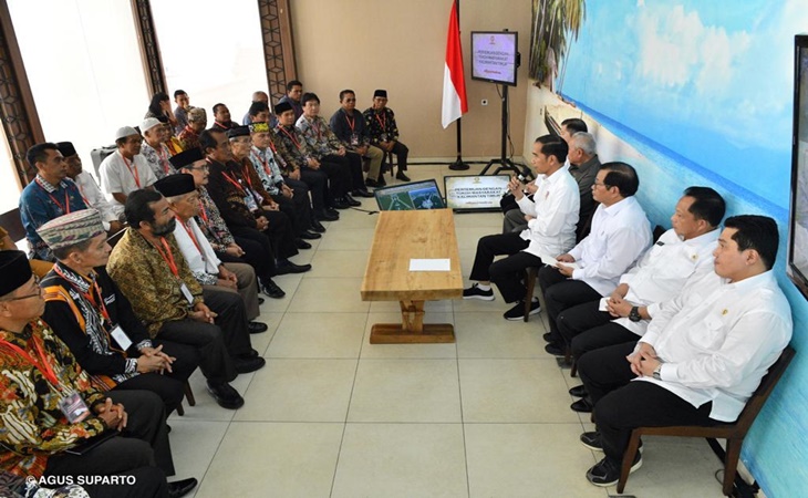 Presiden Jokowi saat bertemu dengan para kepala suku di Kalimantan Timur