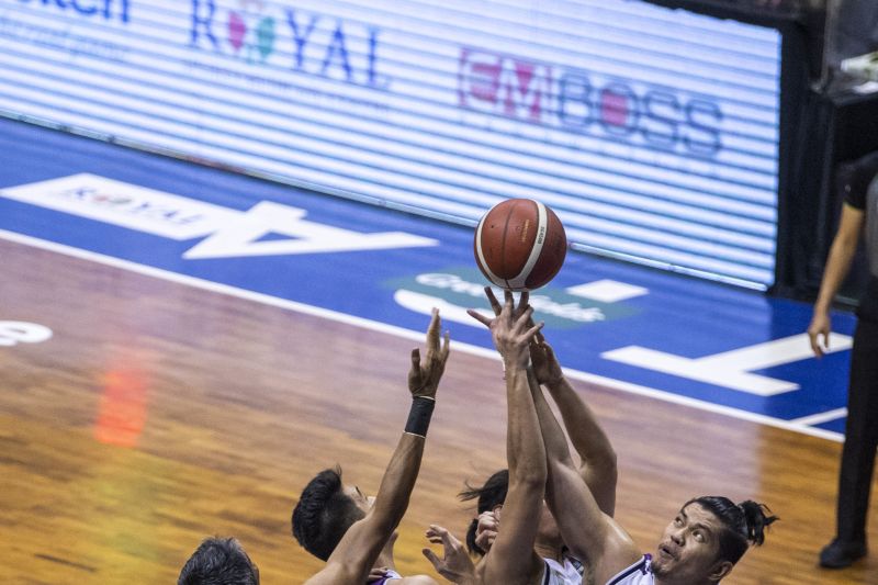 Pebasket Rans PIK Basketball Club Valentino Wuwungan (kanan), Oki Wira Sanjaya (kedua kanan) dan Fabio Matheus Mailangkay (kedua kiri) berebut bola dengan Pebasket DNA Bima Perkasa Jogja Isman Thoyib (kiri) saat pertandingan Seri 2 Bandung Indonesian Basketball League (IBL) 2022 di Gor C-Tra Arena, Bandung, Jawa Barat, Selasa (1/2/2022). ANTARA FOTO/M Agung Rajasa/nym.