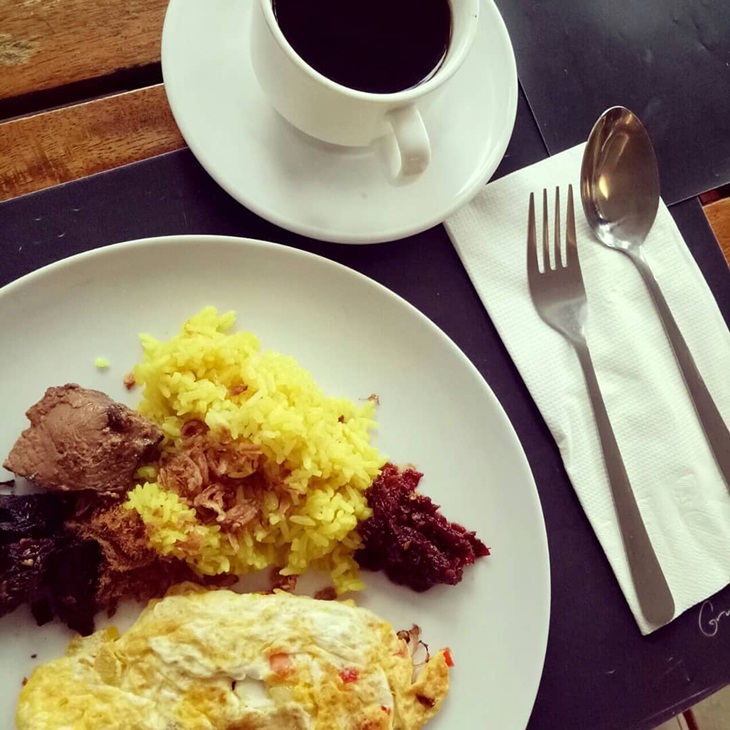 Nasi kuning ikang telur. (Foto: instagram.com/wahyusaidi)