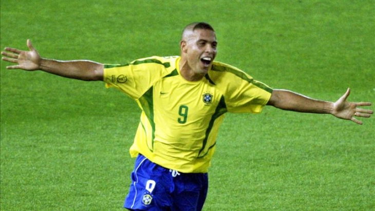 5 Pesepak Bola dengan Gaya Rambut Nyentrik Sepanjang Masa